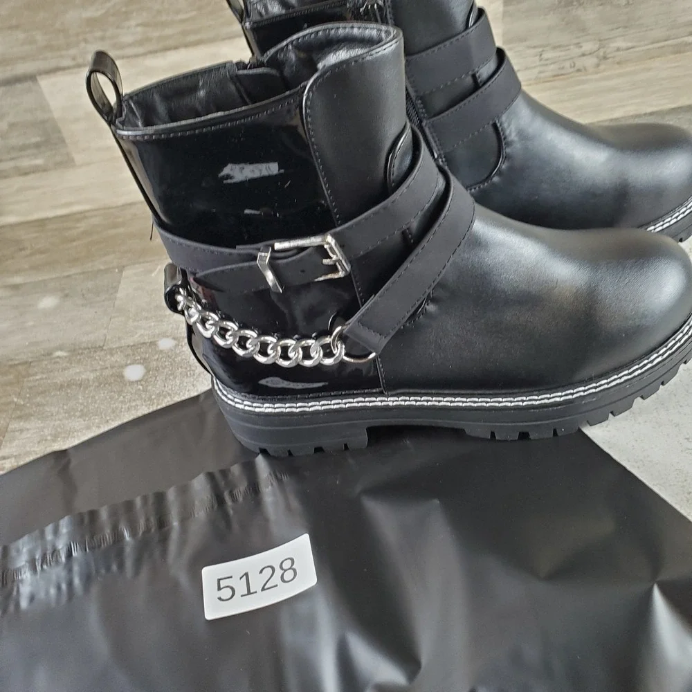 Mia Malei Kids Girls Boots Sz 5 M Black Round Toe Ankle Buckled Strap with Chain